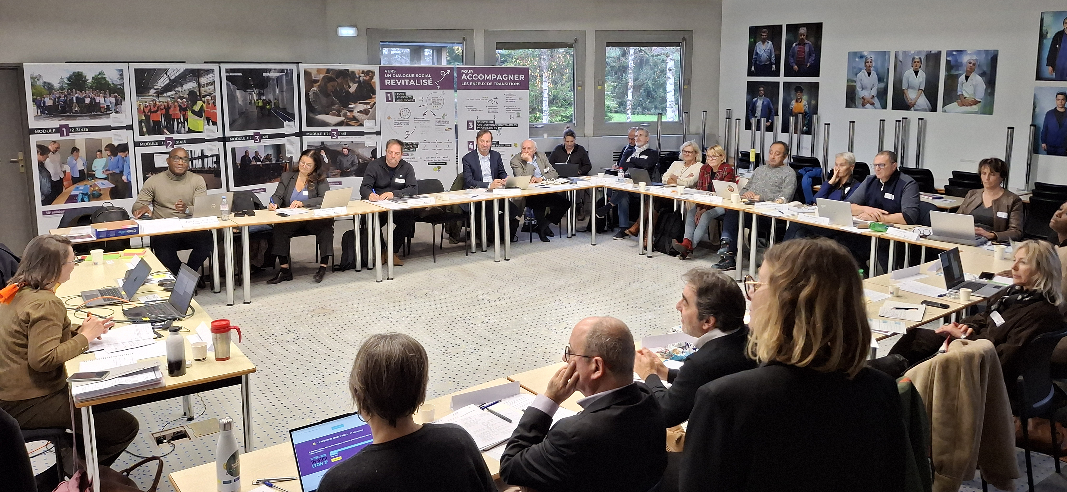 Séminaire 2025 de l'INTEFP réunissant les organismes de formation référencés engagés dans la mise en œuvre des formations communes au dialogue social.