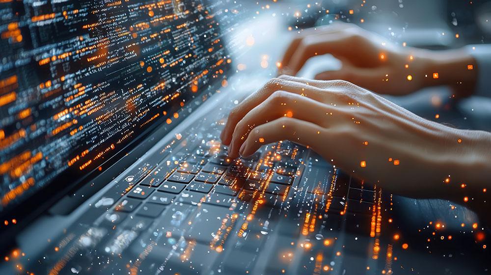 Main sur un ordinateur avec du code symbolisant l'IA