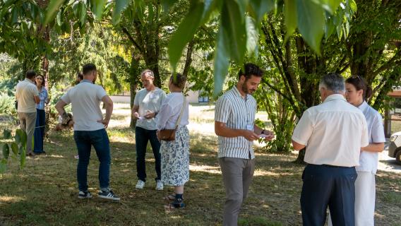 Les participants échangent dans le parc.