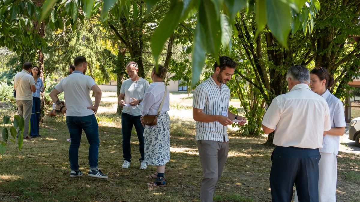 Les participants échangent dans le parc.