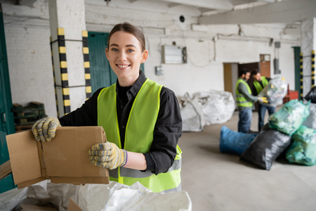 Personne en train de plier des cartons